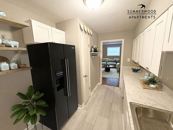 3rd image of 4015 Summer Ave #15