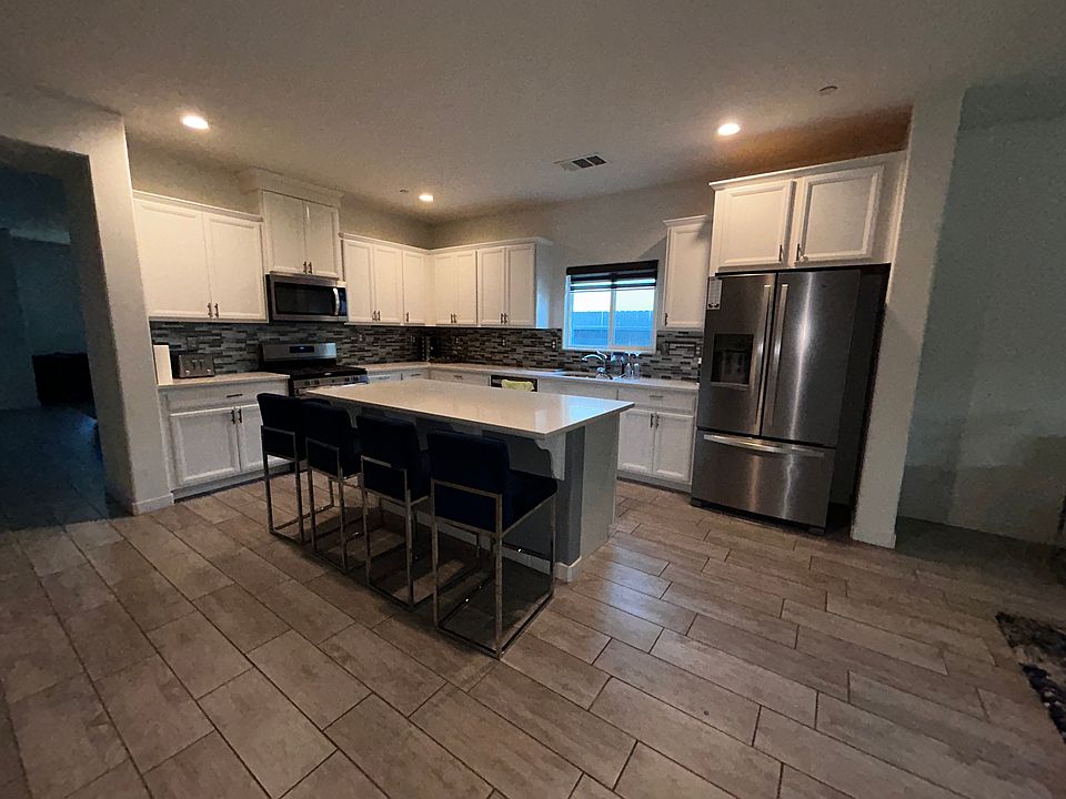2nd image of 2811 Mercedes Dr