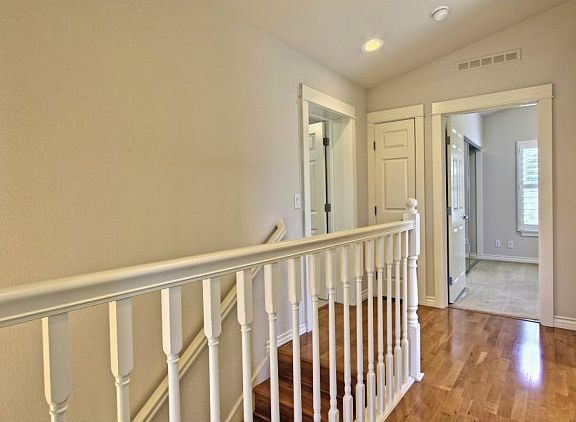 5th image of 320 Creekside Village Dr