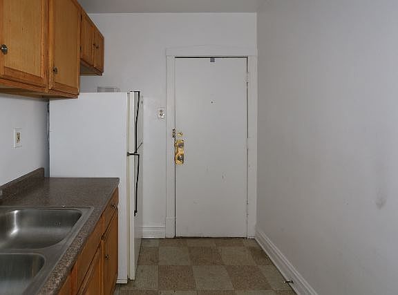 3rd image of 3121 N Hamlin Ave APT 2F