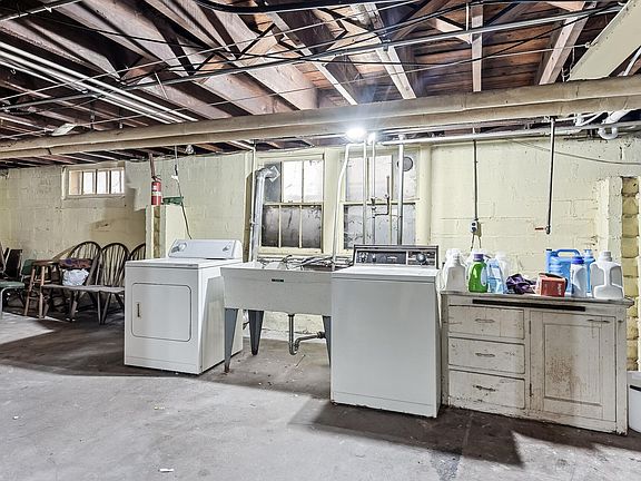 4th image of 2539 Fillmore St NE #1