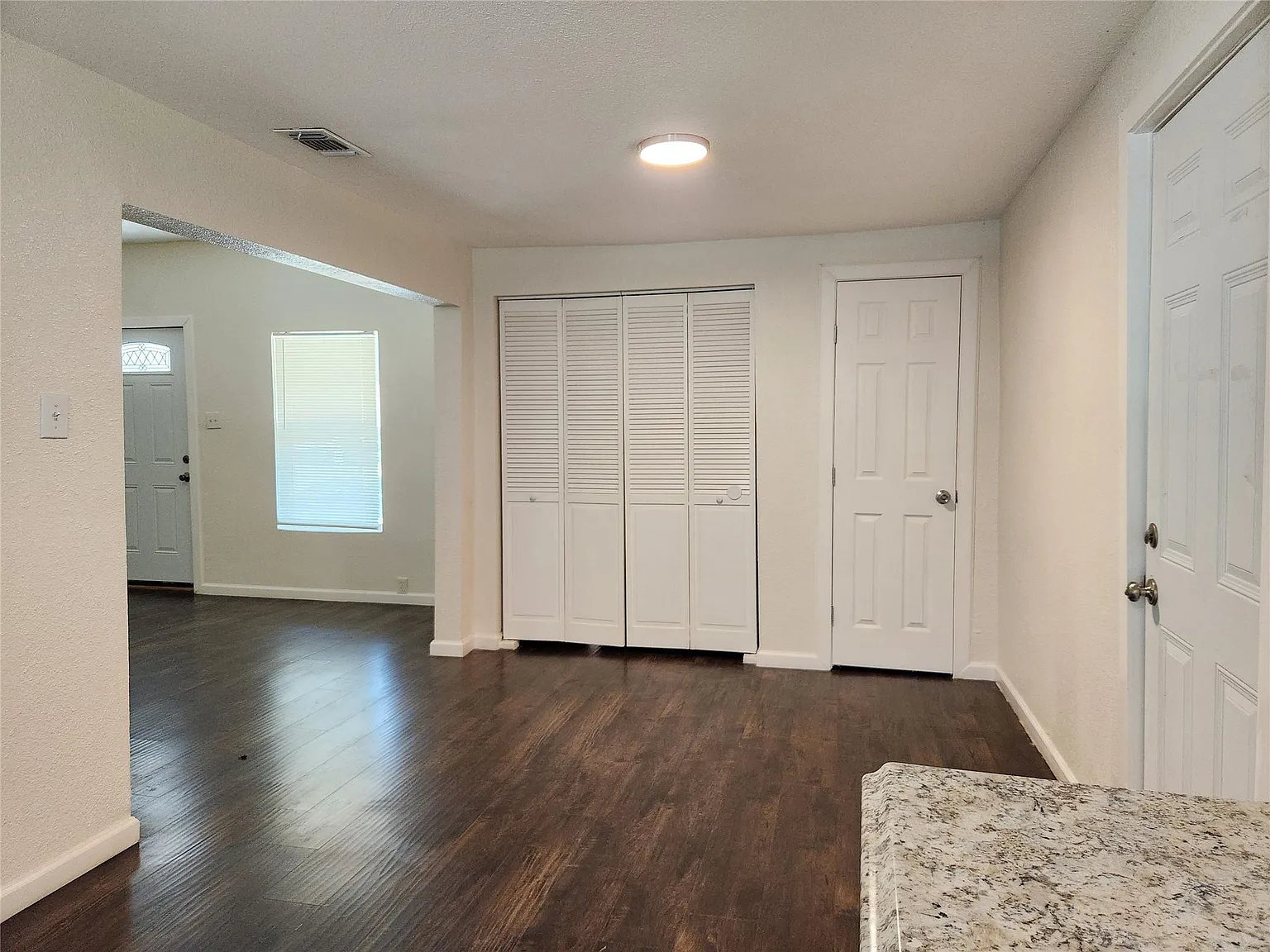 3 bed, 936 sqft, $1,650 — Photo 4