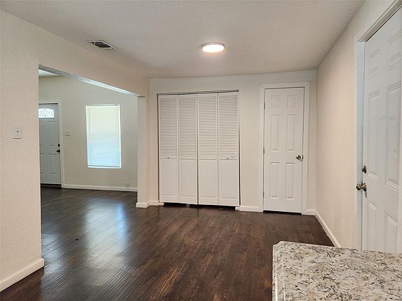 4th image of 2545 Metropolitan Ave