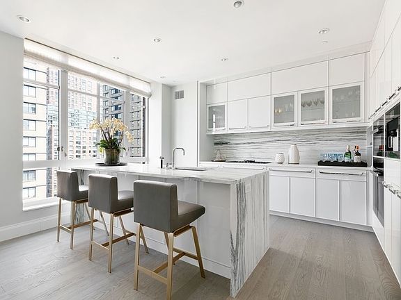 5th image of 200 E 95th St APT 6A