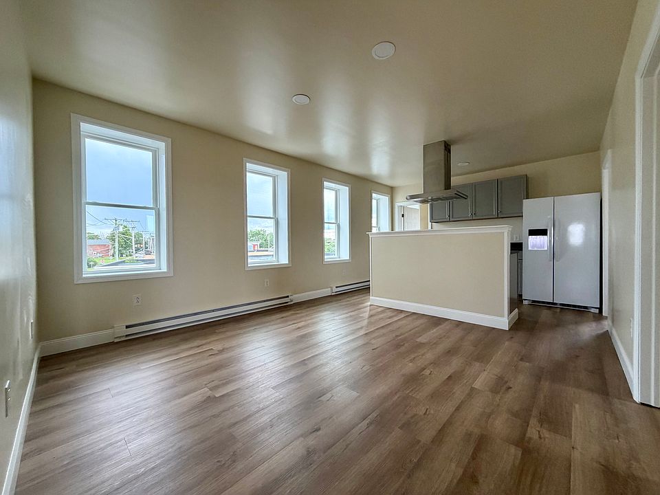 1st image of 43 Pike St APT 3