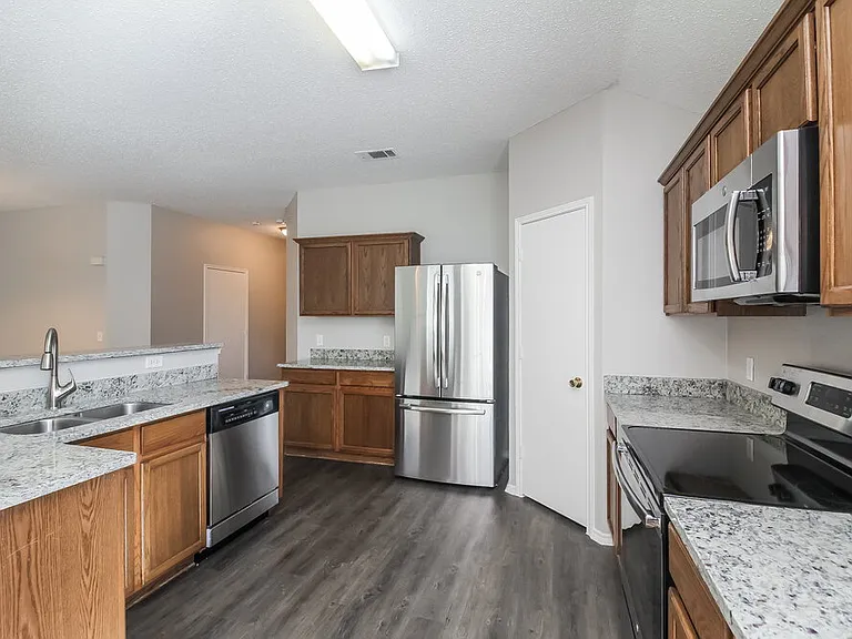 822 Cascade Dr — Photo 5