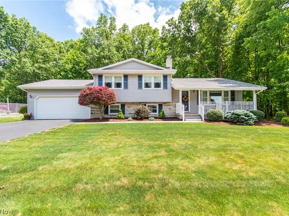 91 Country Green Dr, Youngstown, OH 44515