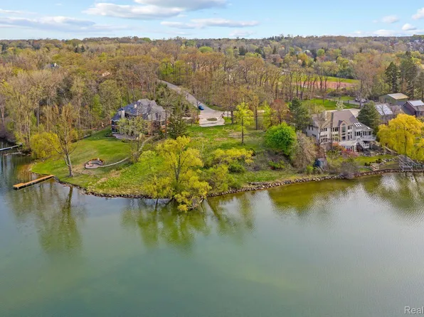 2617 Cove Ln, West Bloomfield, MI 48323
