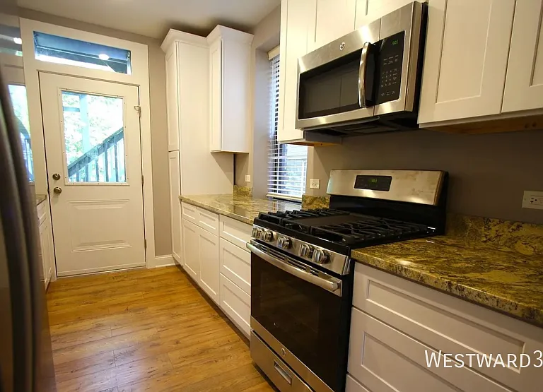1120 W Addison St #3 — Photo 2