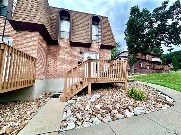2755 Blackforest Dr, Saint Louis, MO 63129