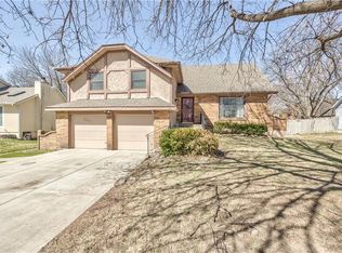 405 S Montclaire Dr, Olathe, KS 66061