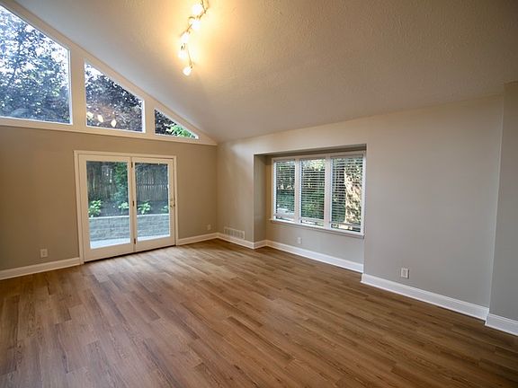 3rd image of 2611 Lakeside Dr