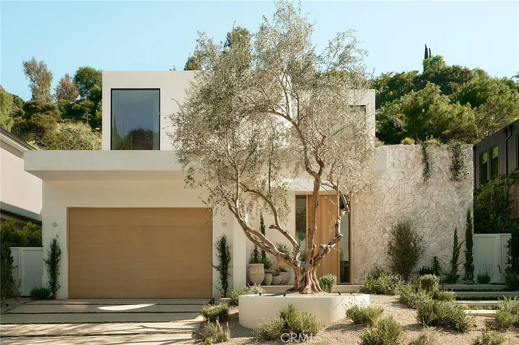 5 bed, 5.5 bath, 5892 sqft, $40,000 — Photo 1