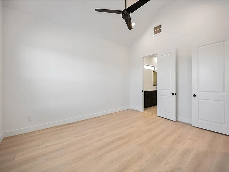 2528 Live Oak St — Photo 11