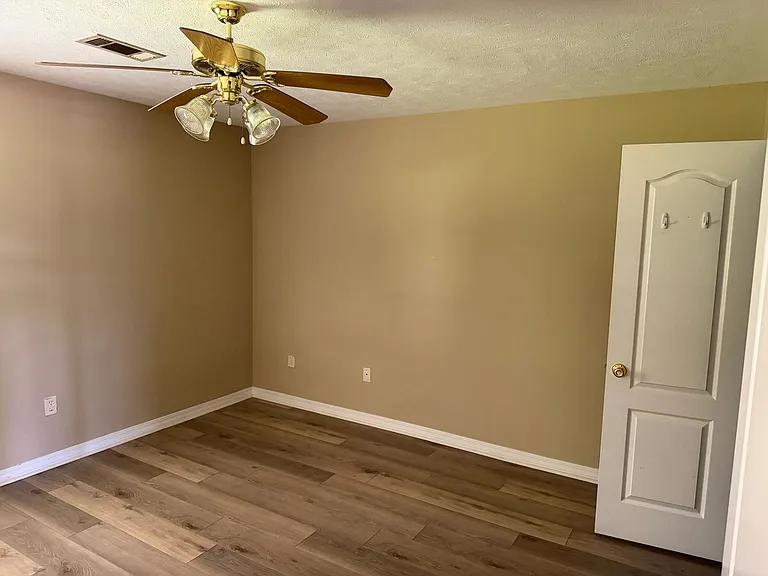 209 E Center St — Photo 6