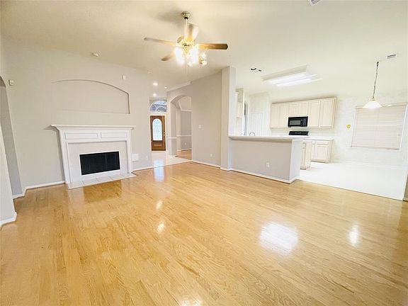 4th image of 2411 Parkhaven Dr