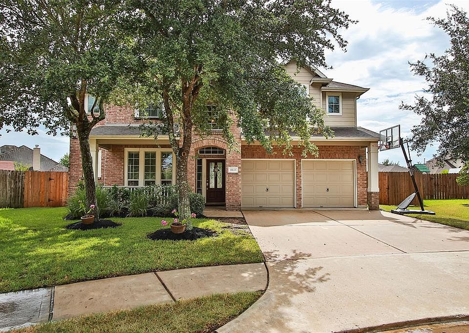 Gleannloch Farms two story with pool and recreation fields 1 block from home! Kids can walk without being on a main road. And the quaint cul-de-sac is perfect too!