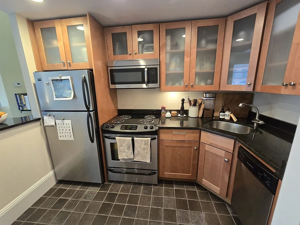 Building Photo - 313 Beacon St #14