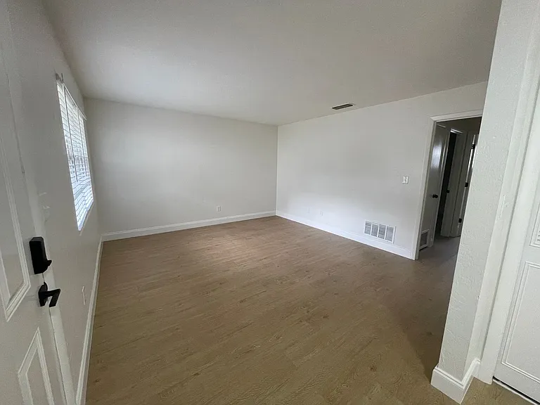 2 Bedroom/1 Bathroom Move-in Ready Townhome w\ 1 Month Free Rent!! — Photo 16
