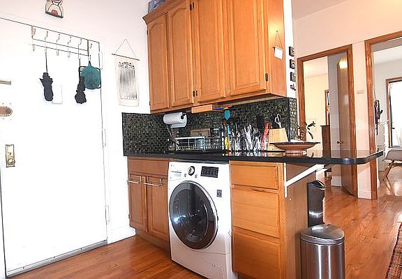 3rd image of 162 Bedford Ave APT 2F