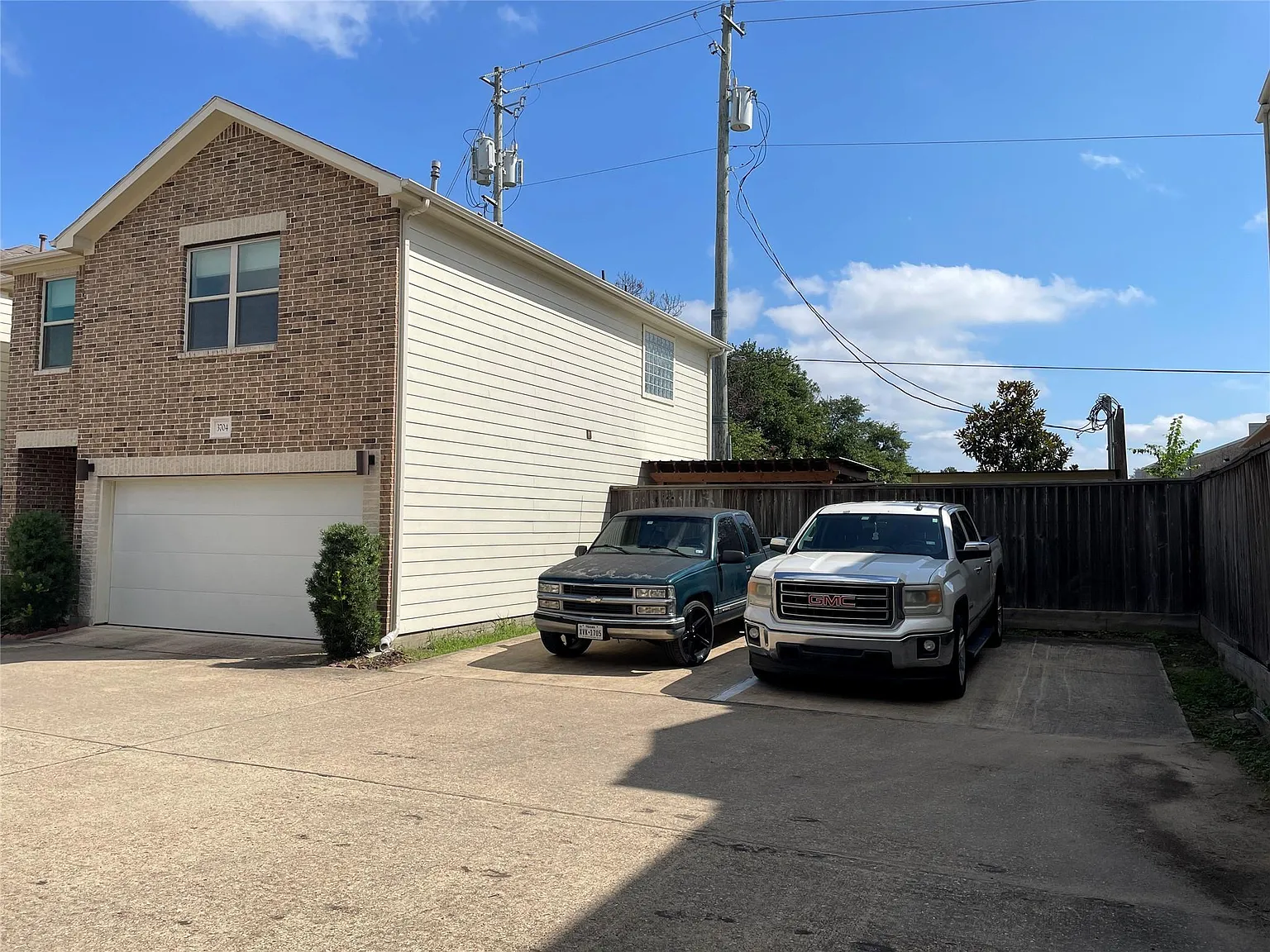3 bed, 2.5 bath, 1714 sqft, $2,025 — Photo 2