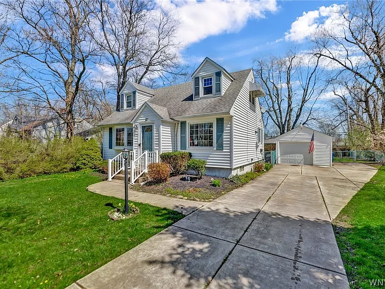 252 Royal Pkwy E — Photo 1
