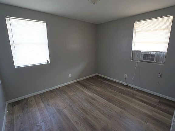 3rd image of 2736 Hamilton Cir