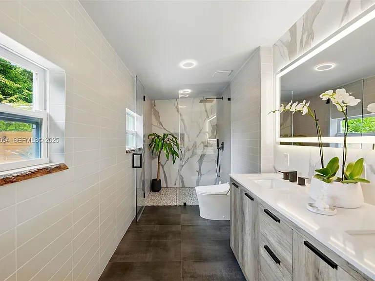 1363 Biarritz Dr — Photo 21