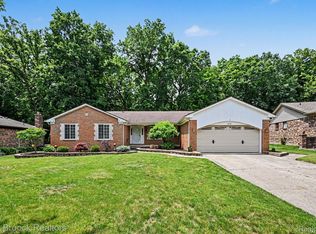 18733 Yorkshire Dr, Livonia, MI 48152