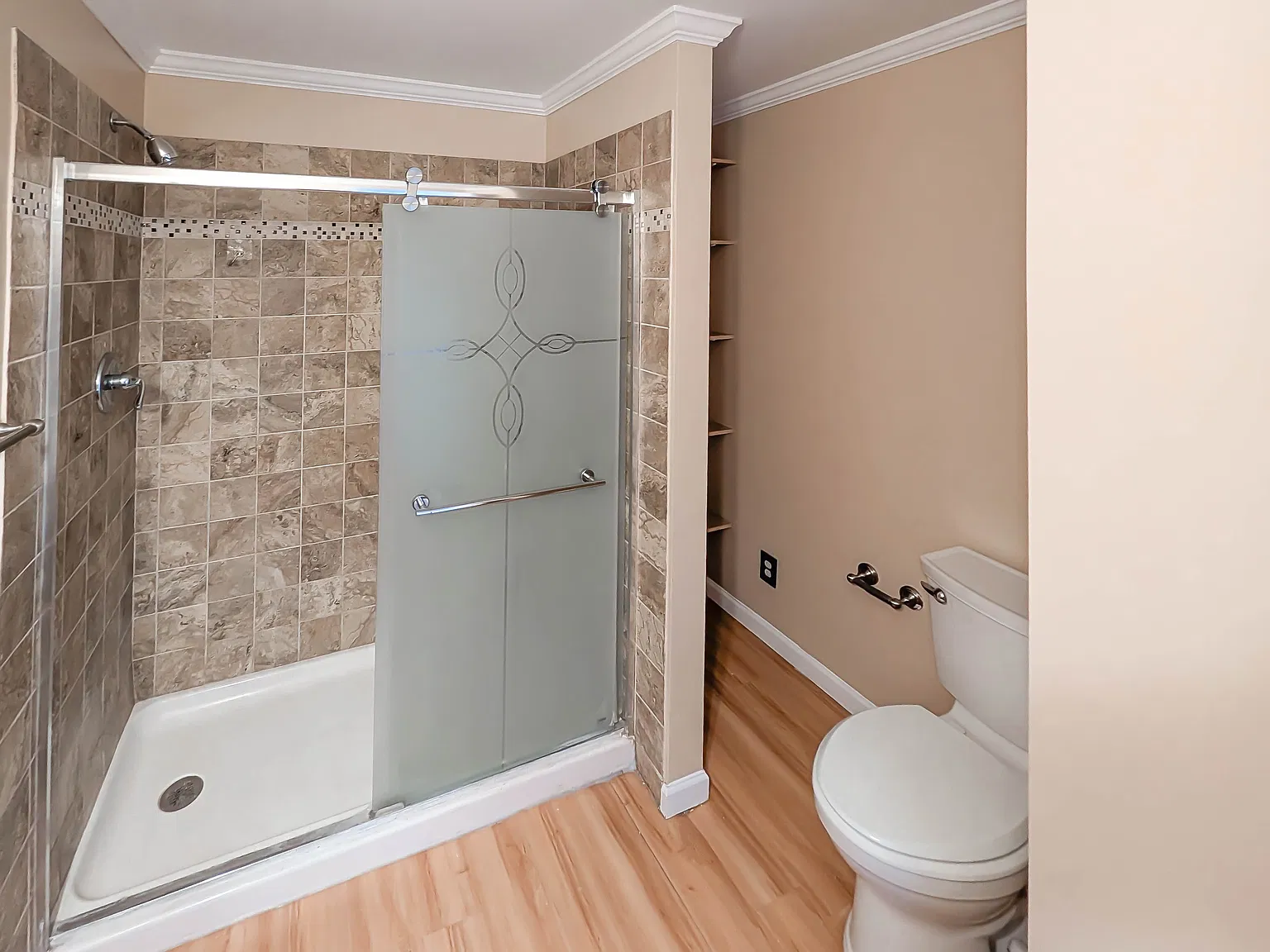 3 bed, 1008 sqft, $1,850 — Photo 3