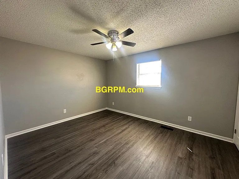 1099 W Elm St — Photo 32
