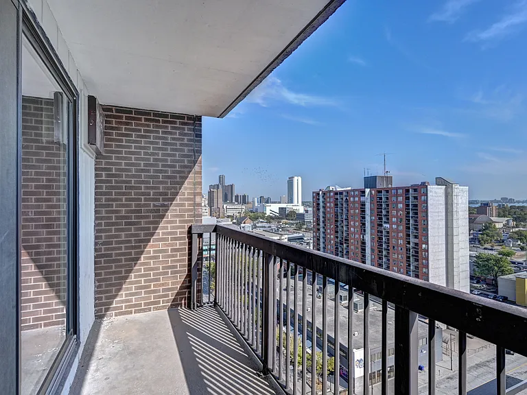 737 Ouellette Ave — Photo 26