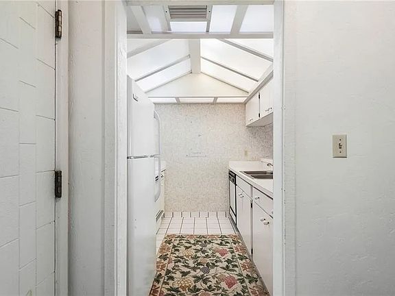 3rd image of 5018 Sherwood Ln #5018