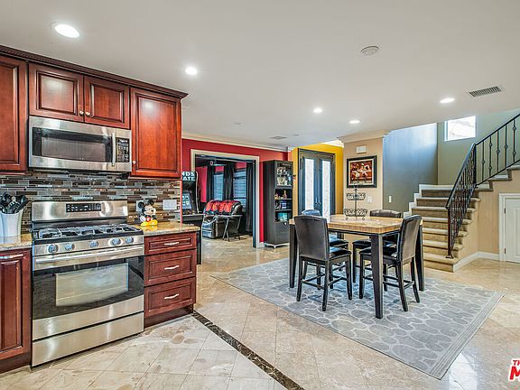 2nd image of 1118 N Beachwood Dr