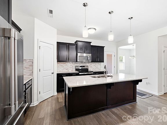 5th image of 1116 Bannockburn Ave