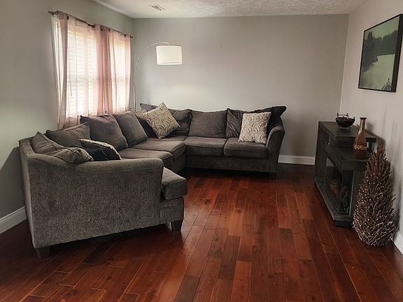 3rd image of 305 Jasper Dr