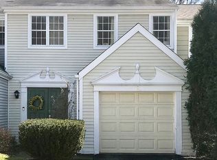 12 New London Ln, Oakmont, PA 15139