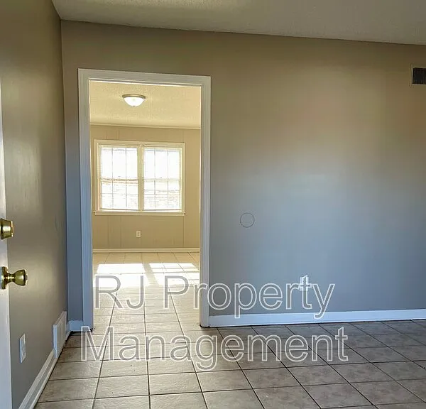 4211 Lansdowne Dr — Photo 2