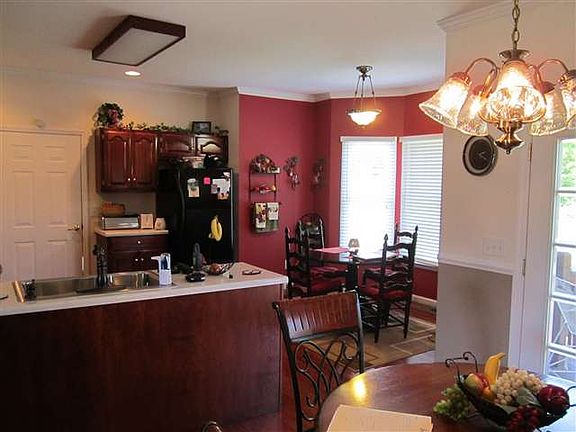 5th image of 225 Flagstone Dr NE