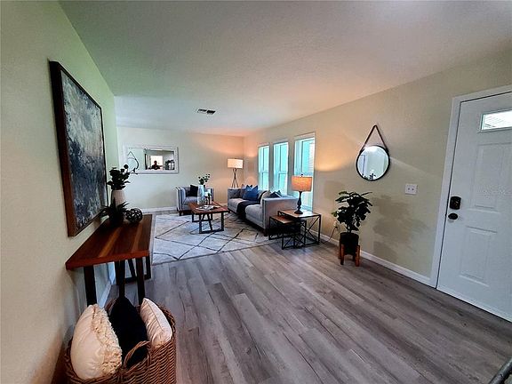 3rd image of 617 Fair Oaks Dr