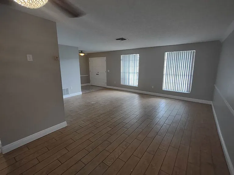 8811 Seeley Ln — Photo 6