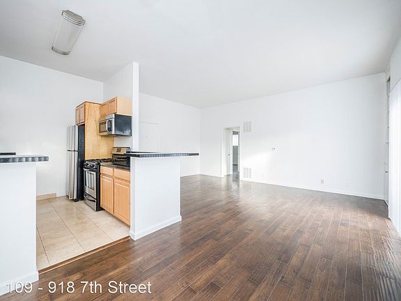 5th image of 918 7th St APT 1