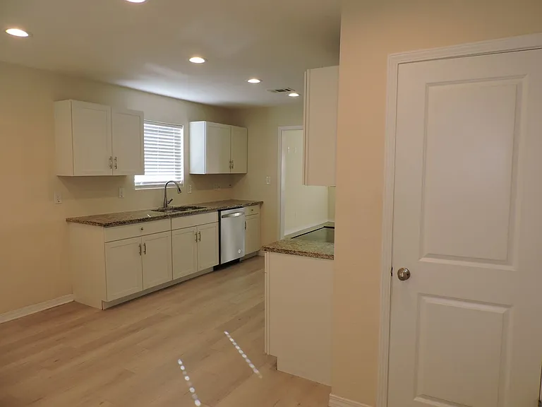1000 Polk Ave — Photo 11