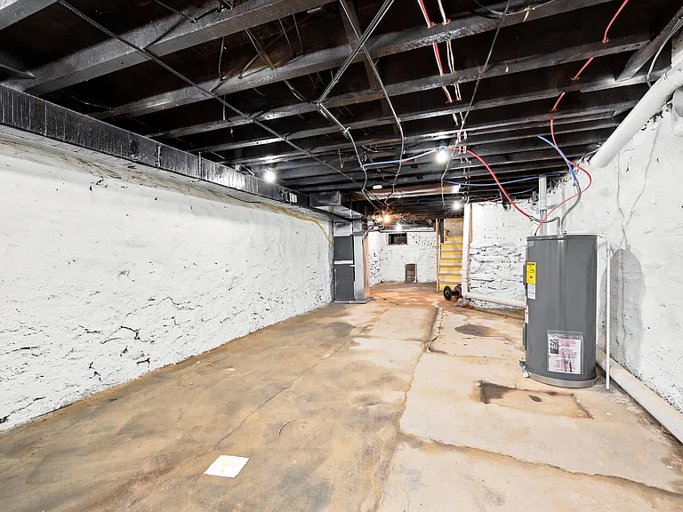 235 N Creighton St — Photo 25