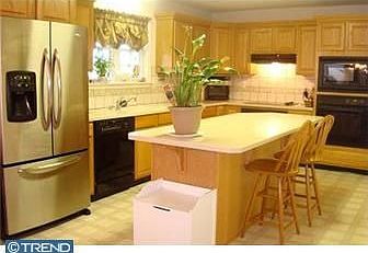 3rd image of 405 N Thomas Ct