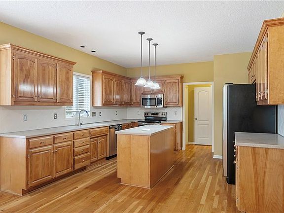 4th image of 15761 Cedar St