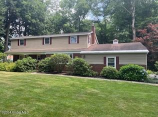 18 Belmonte Ln, Clifton Park, NY 12065