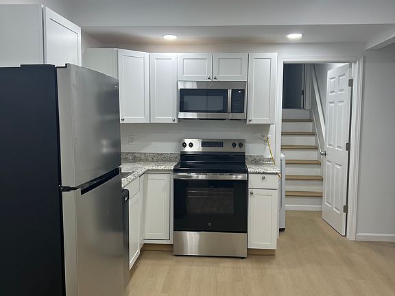 2nd image of 998 Wayne Dr #Basement