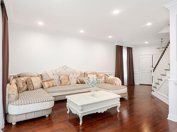 3rd image of 110 Meadowland Dr