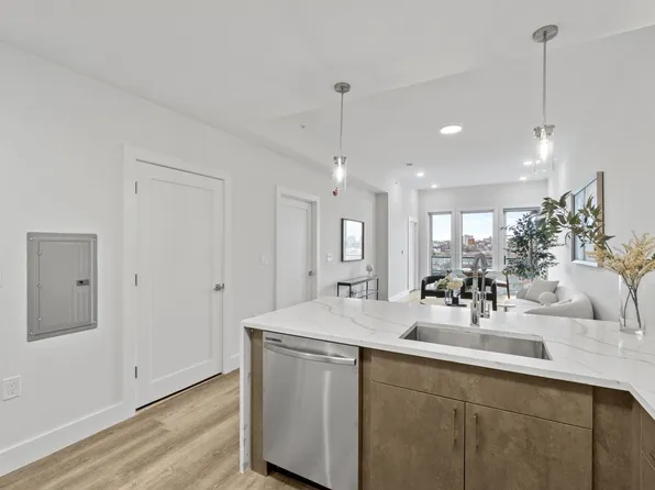 412 Whiton Street image 5 of 40